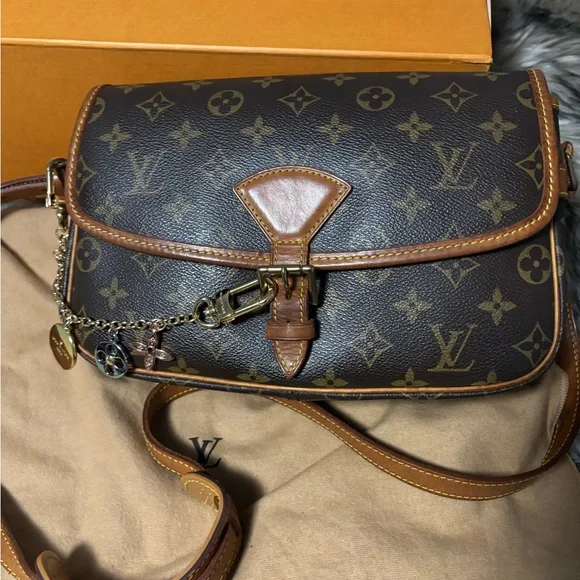 Louis Vuitton Sologne Vintage Crossbody Bag **Authentic - Picture 3 of 17